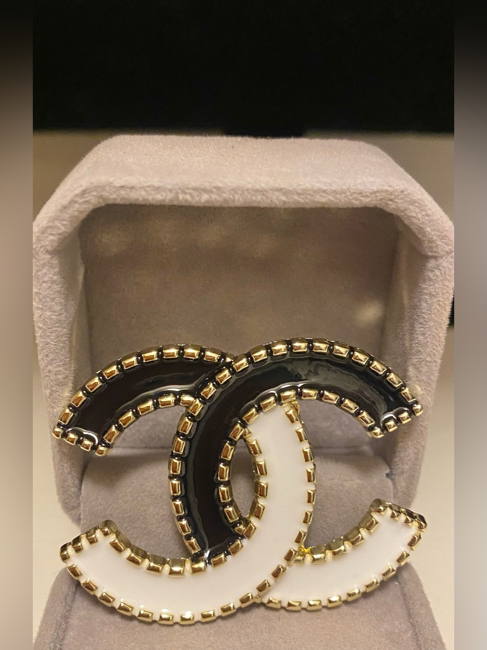 Fashion Jewelry Black/White/ Gold Enamel Interlocking C-C Luxury Brooch Large